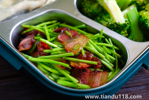 蘆蒿焯水還是直接炒（蘆蒿的常見(jiàn)吃法匯總）