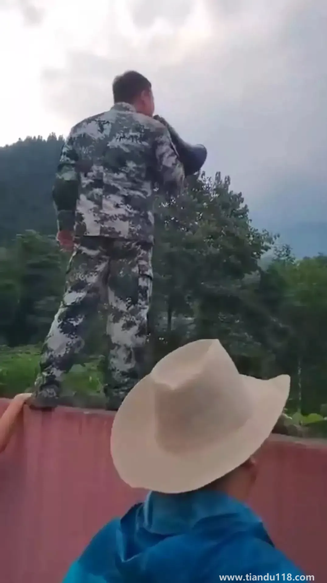 山洪前管理員曾勸游客:給你們跪下了(這些人不懂洪水猛獸的含義)(圖2) 山洪前管理員曾勸游客:給你們跪下了(這些人不懂洪水猛獸的含義)(圖2)