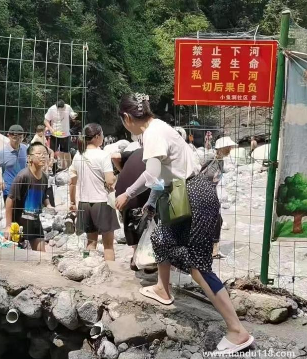 山洪前管理員曾勸游客:給你們跪下了(這些人不懂洪水猛獸的含義)(圖4) 山洪前管理員曾勸游客:給你們跪下了(這些人不懂洪水猛獸的含義)(圖4)