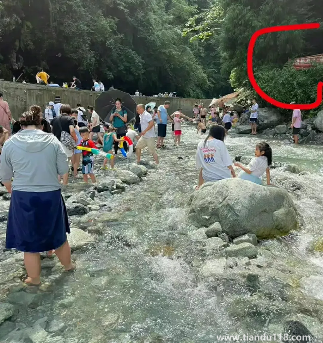 山洪前管理員曾勸游客:給你們跪下了(這些人不懂洪水猛獸的含義)(圖5) 山洪前管理員曾勸游客:給你們跪下了(這些人不懂洪水猛獸的含義)(圖5)