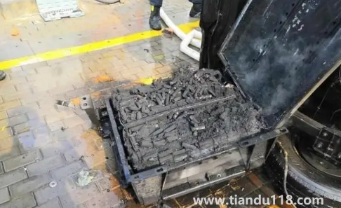 汽車電瓶冒煙有臭味會(huì)不會(huì)自燃（汽車電瓶冒煙了會(huì)不會(huì)爆炸）