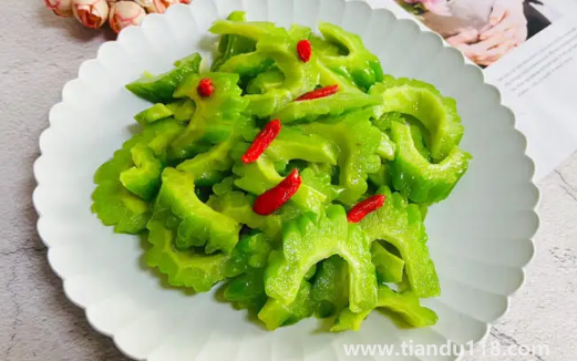 苦瓜怎么炒好吃又不苦還不變色（苦瓜越老越苦嗎）