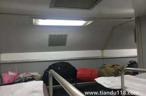 女生坐火車(chē)硬臥過(guò)夜安全嗎3