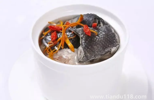 烏雞燉湯加什么食材比較補(bǔ)氣血1