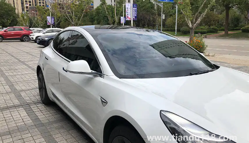 汽車玻璃膜撕下來為什么那么臭（汽車換膜對(duì)玻璃有影響嗎）