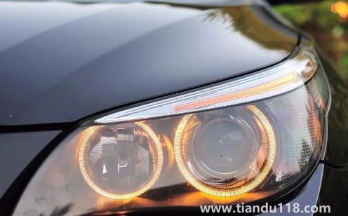 開雙閃開車算違章嗎（正常行駛雙閃是什么意思）