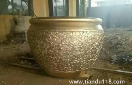 銅的小招財缸怎樣擺放（銅缸擺放的風(fēng)水吉位在哪）