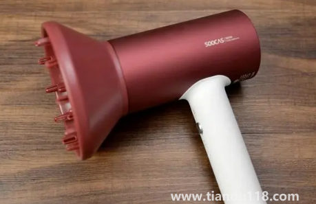 吹風(fēng)機是藍光的好還是負離子的好（吹風(fēng)機怎么選不傷頭發(fā)）