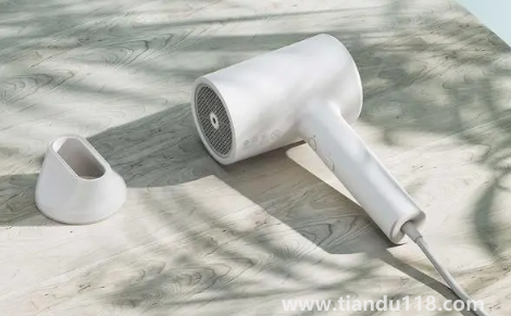 吹風(fēng)機能把頭發(fā)吹黃嗎（吹風(fēng)機吹頭發(fā)有傷害嗎）