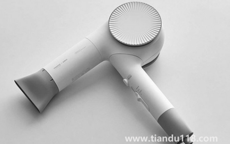 吹風(fēng)機第一次用冒煙是為什么（吹風(fēng)機用著冒煙是不是質(zhì)量問題）