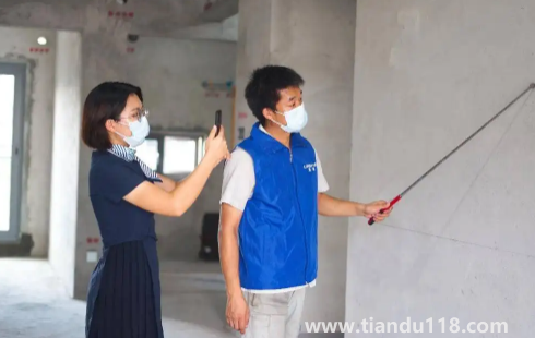 房子在驗(yàn)收后發(fā)現(xiàn)墻面空鼓誰負(fù)責(zé)1