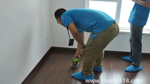 房子在驗(yàn)收后發(fā)現(xiàn)墻面空鼓誰負(fù)責(zé)2