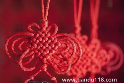 門(mén)對(duì)門(mén)掛中國(guó)結(jié)可以掛門(mén)上嗎 1