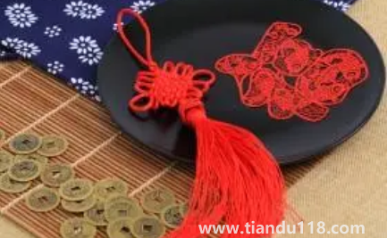 門(mén)對(duì)門(mén)掛中國(guó)結(jié)可以掛門(mén)上嗎 3