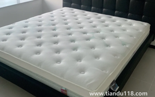 床墊氣味太重晾了一個(gè)星期可以睡了嗎(新買的床墊有股味道是正常的嗎)(圖1) 床墊氣味太重晾了一個(gè)星期可以睡了嗎1