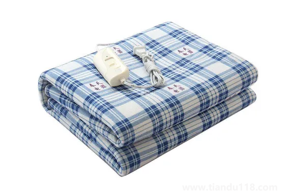 電熱毯上面鋪厚點(diǎn)好還是薄點(diǎn)（電熱毯上面鋪多厚合適）