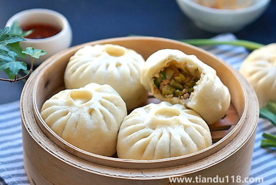 包子蒸好后多久開鍋才不回縮（蒸包子是冷水還是開水上鍋）