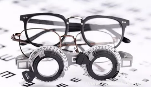 網上配眼鏡度數漲了怎么換鏡片(眼鏡度數上漲不及時換眼鏡會怎么樣)(圖1) 網上配眼鏡度數漲了怎么換鏡片1