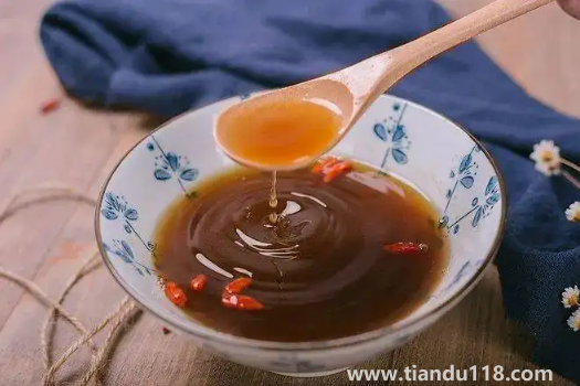 嗓子疼喝紅糖水會加重嗎（嗓子疼喝什么水好）