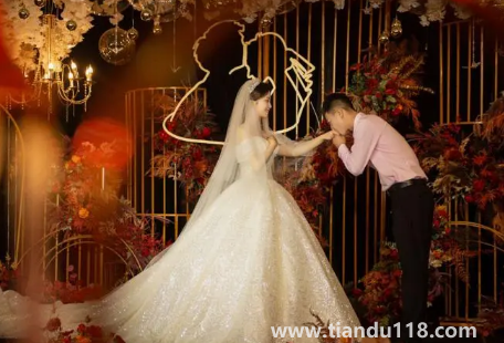 辦一場(chǎng)婚禮10萬(wàn)夠嗎（現(xiàn)在一場(chǎng)婚禮什么價(jià)位合適）