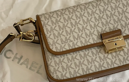 英國(guó)mk包包為什么只賣兩百多（mk和蔻馳哪個(gè)更有高檔）