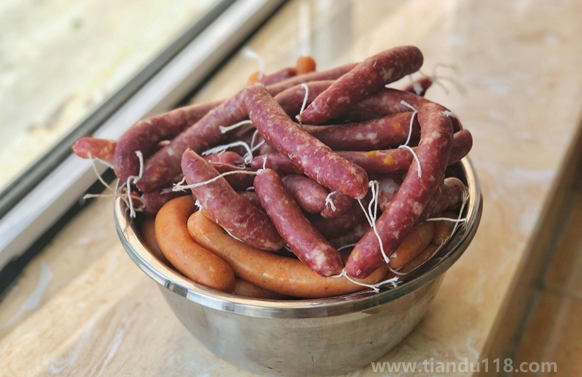 香腸放微波爐里面轉(zhuǎn)幾分鐘就可以吃了（香腸不能和什么一起吃）