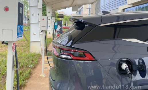 新能源車快充時能坐人嗎（能在雨雪中或打雷時充電嗎）