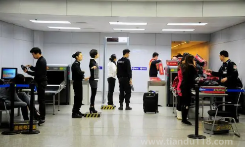 飛機(jī)安檢要不要脫外套（坐飛機(jī)安檢哪些東西要拿出來(lái)）