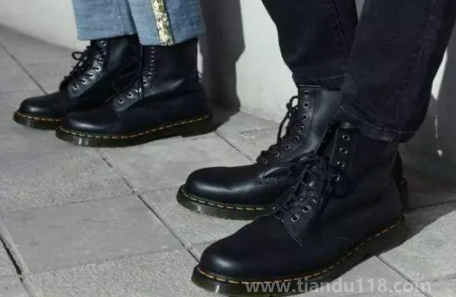 坐飛機(jī)穿馬丁靴過(guò)安檢要脫鞋嗎（飛機(jī)應(yīng)該穿什么鞋不用脫）