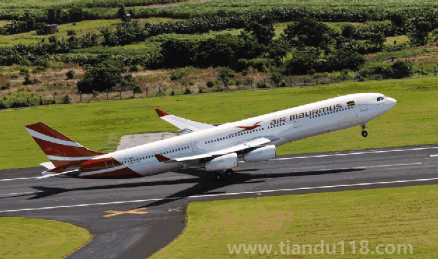 坐飛機(jī)穿長(zhǎng)筒靴脫掉后有拖鞋嗎（坐飛機(jī)什么鞋需要過(guò)安檢）