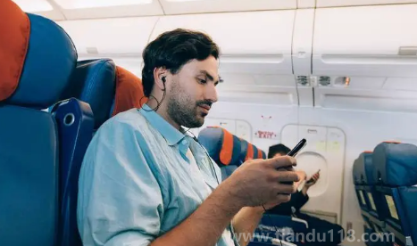 坐飛機(jī)可以穿厚底鞋嗎（飛機(jī)應(yīng)該穿什么鞋不用脫）