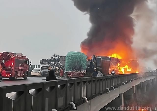 湖南高速車禍親歷者:事發(fā)前突現(xiàn)白霧（追尾車被燒了約幾十米）