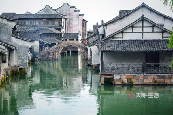 烏鎮(zhèn)住景區(qū)還是外面